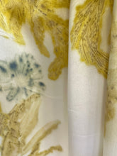 Cargar imagen en el visor de la galería, Fular seda ecoprint
