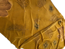 Cargar imagen en el visor de la galería, Echarpe de seda con ecoprint