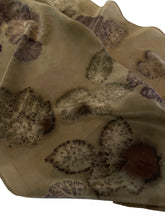 Cargar imagen en el visor de la galería, Fular de seda con ecoprint